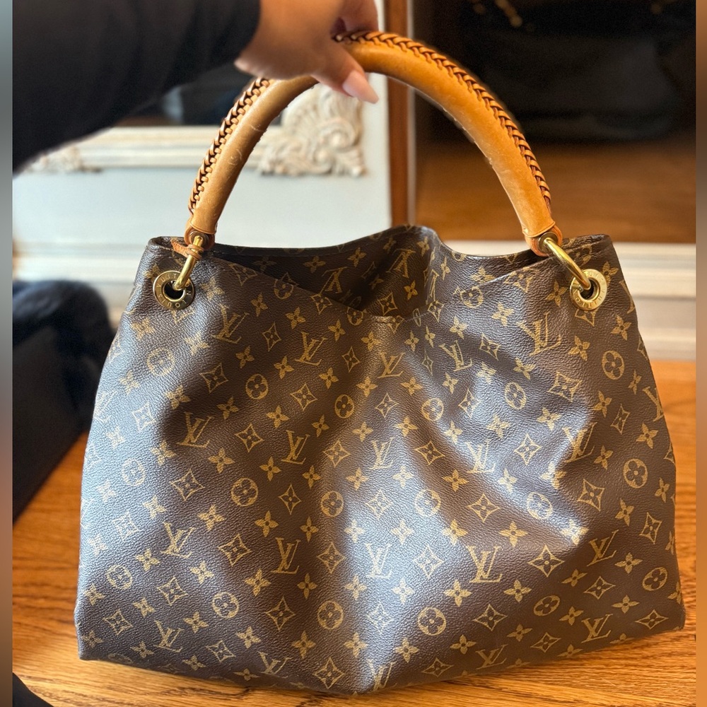 Louis Vuitton Monogram Artsy GM. Amazing bag. Great condition. Authentic.